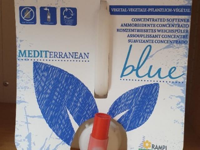 Blue assouplissant d'origine végétal, très concentré senteur méditerrannéenne